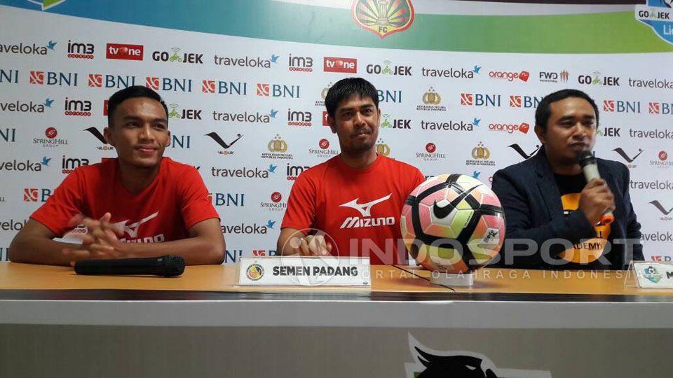 Pelatih Nilmaizar (tengah) saat jumpa pers jelang laga Bhayangkara FC vs Semen Padang. Copyright: © Zainal Hasan/Indosport