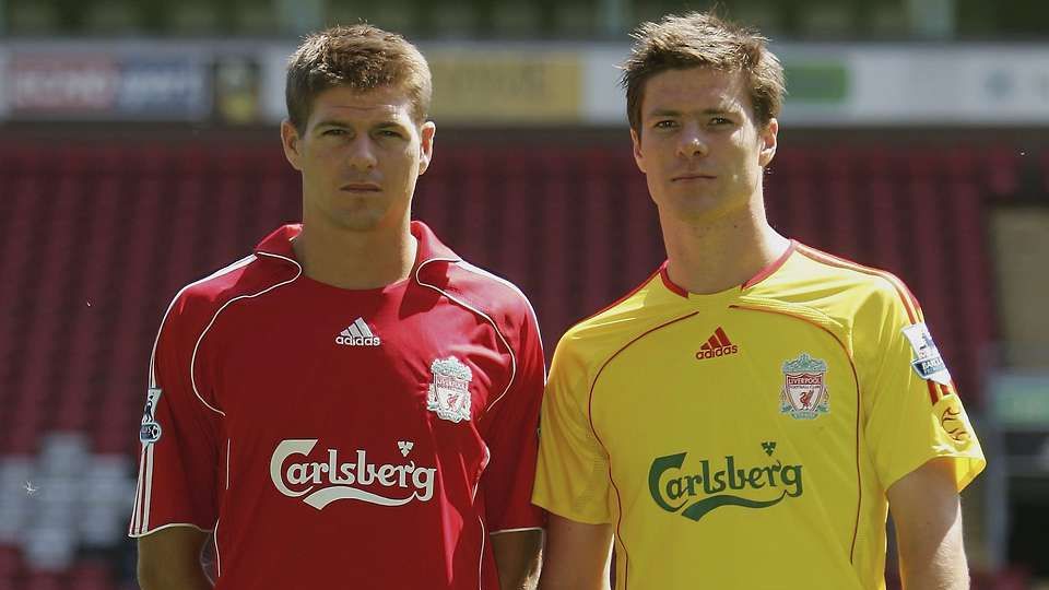 Steven Gerrard dan Xabi Alonso saat masih memperkuat Liverpool. Copyright: © Givemesport
