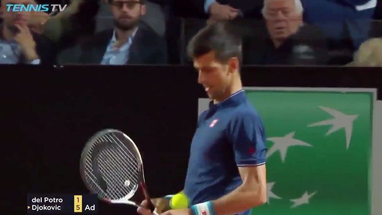 Aksi lucu Novak Djokovic saat tampil di babak perempatfinal Italia Terbuka 2017. Copyright: © Tennis TV