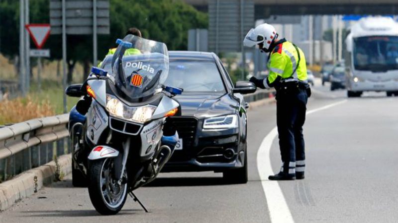 Polisi menghampiri mobil Gerard Pique yang melanggar batas kecepatan maksimum. Copyright: © Mirror