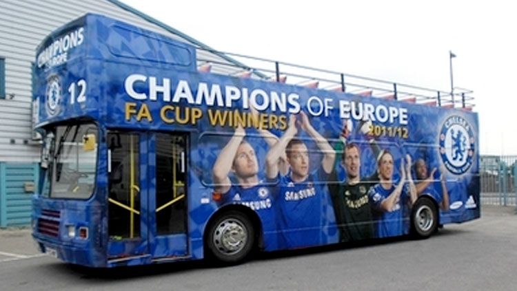 Mobil Parade Chelsea saat juara Piala FA. Copyright: © printweek.com