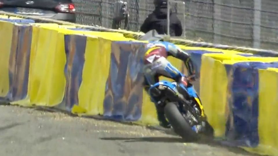 Jack Miller jatuh saat melakoni FP4 MotoGP Prancis. Copyright: © Twitter/Crash MotoGP