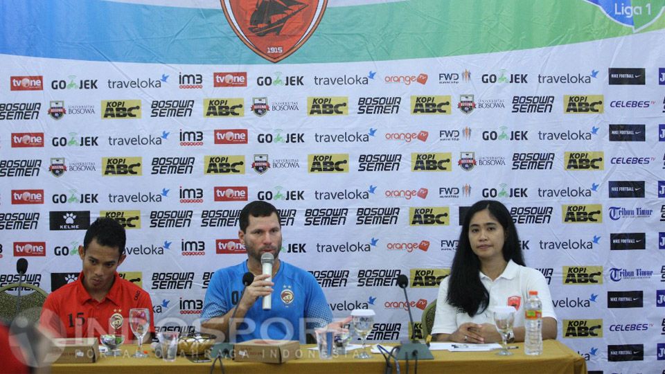 Pelatih Sriwijaya FC, Osvaldo Lessa dan Maldini Pali di Sesi Konferensi Pers Copyright: © Muhammad Nur Basri/INDOSPORT