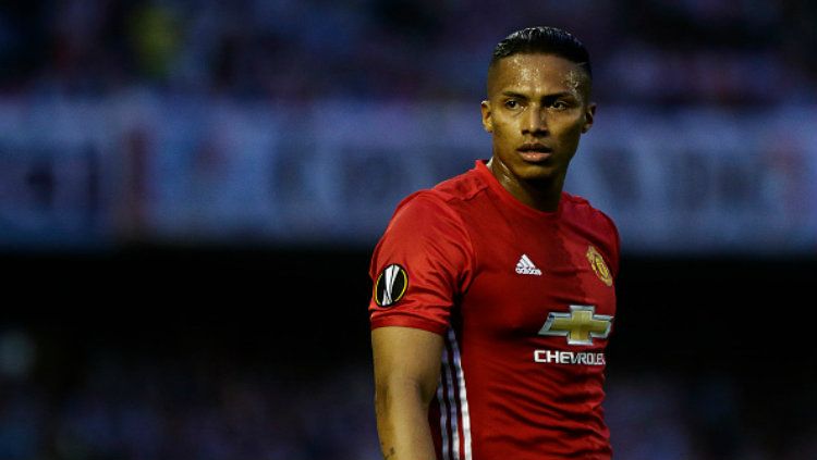 Kapten Manchester United, Antonio Valencia, dituntut untuk meminta maaf setelah dirinya diketahui menyukai sebuah unggahan di Instagram yang mendesak Mourinho. Copyright: © Jose Manuel Alvarez Rey/NurPhoto via Getty Images