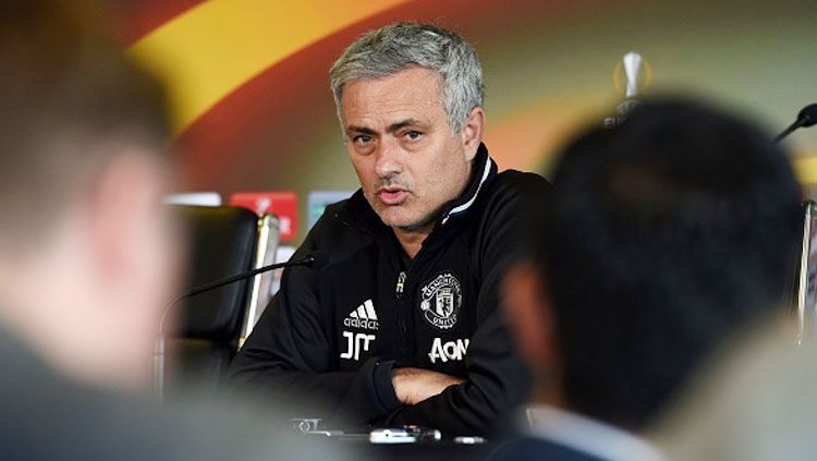 Jose Mourinho dalam jumpa pers Liga Europa. Copyright: © PAUL ELLIS/AFP/Getty Images