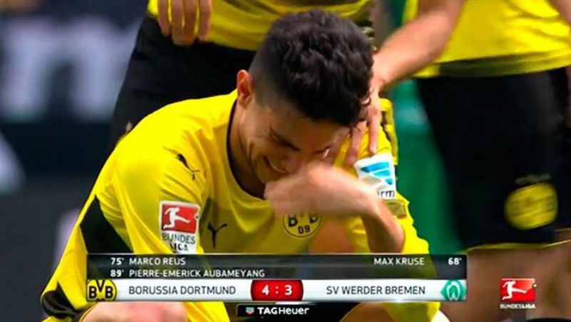 Marc Bartra menangis usai menang dramatis di laga pamungkas Bundesliga. Copyright: © Twitter/@BlaugranaHome
