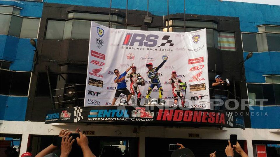 Reynaldo Ratukore berhasil meraih podium juara saat balapan kedua Indospeed Race 2017 kelas 250 cc. Copyright: © Zainal Hasan/Indosport