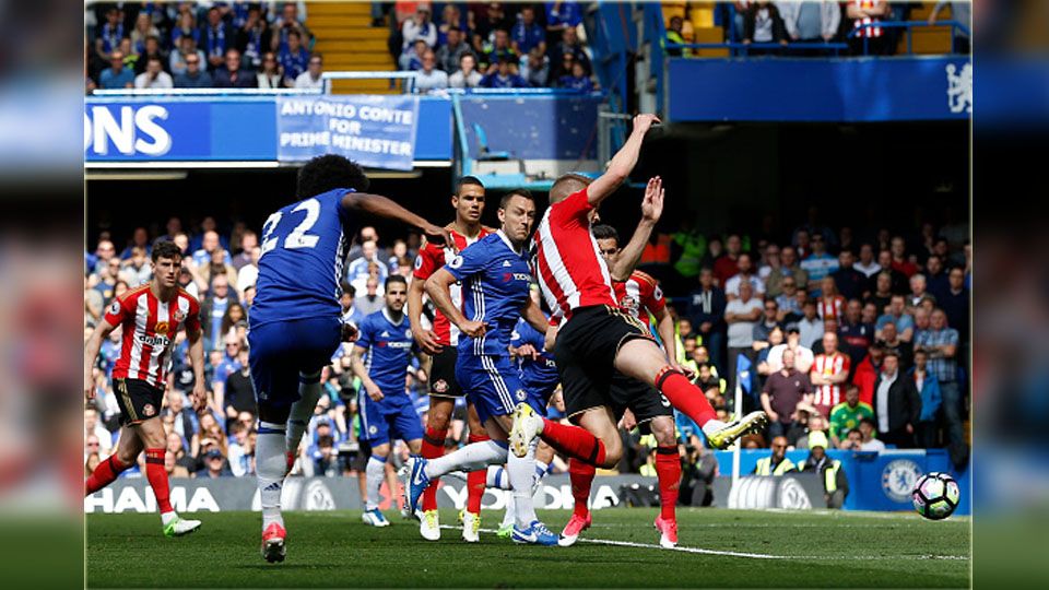 Duel antara pemain Chelsea melawan Sunderland. Copyright: © Shaun Botterill/Getty Images