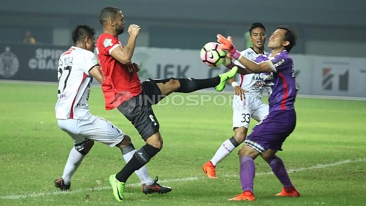 Duel antara striker Persija Jakarta, Luis Carlos de Junior dengan kiper Bali United, I Made Wardhana. Copyright: © Herry Ibrahim/Indosport