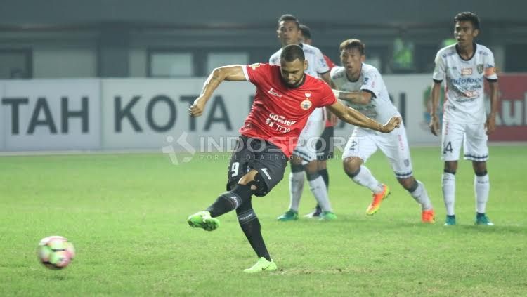 Tendangan penalti Luis Carlos de Junior ke gawang Bali United. Sayang, tendangannya digagalkan kiper I Made Wirawan. Copyright: © Herry Ibrahim/Indosport