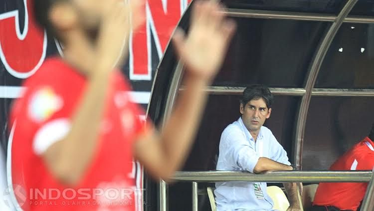 Stefano Cugurra Teco bela Luiz Carlos Junior setelah gagal penalti. Copyright: © Herry Ibrahim/Indosport
