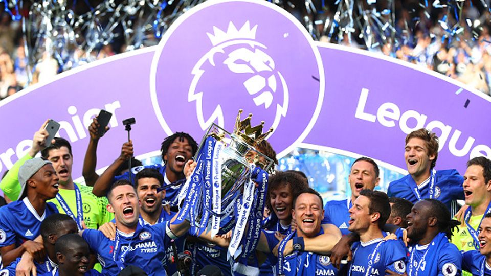 Chelsea saat mengangkat trofi Liga Primer Inggris 2016/17. Copyright: © Clive Rose/Getty Images