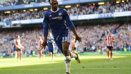 Brace dari Michy Batshuayi membuat Chelsea unggul 5-1 atas Sunderland. Copyright: © Darren Walsh/Chelsea FC via Getty Images