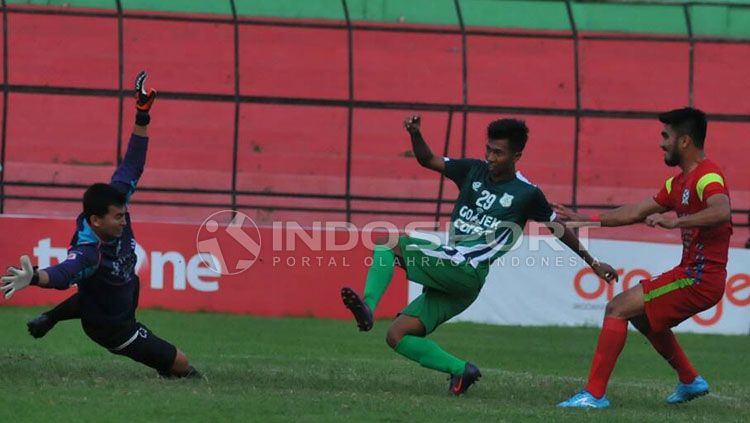 Pemain PSMS mendapat hadangan dari para pemain Babel. Copyright: &copy; Kesuma Ramadhan/Indosport
