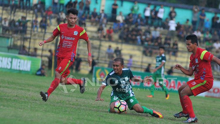 Suhandi mengecoh penjaga gawang Babel dan mengubah kedudukan menjadi 2-0. Copyright: © Kesuma Ramadhan/Indosport