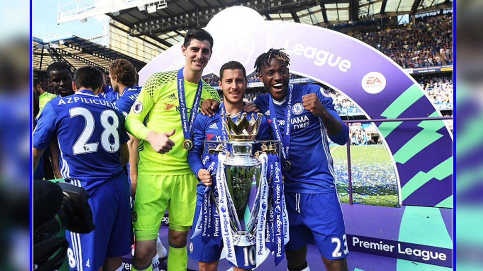 Thibaut Courtois (kiri), Eden Hazard (tengah), dan Michy Batshuayi, tiga pemain Belgia yang turut menyumbangkan gelar Liga Primer Inggris 2016/17 untuk Chelsea. Copyright: © Michael Regan/Getty Images