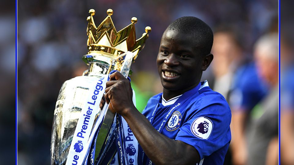 NGolo Kante saat memberikan gelar juara Liga Primer Inggris untuk Chelsea di musim 2016/17. Copyright: © Shaun Botterill/Getty Images