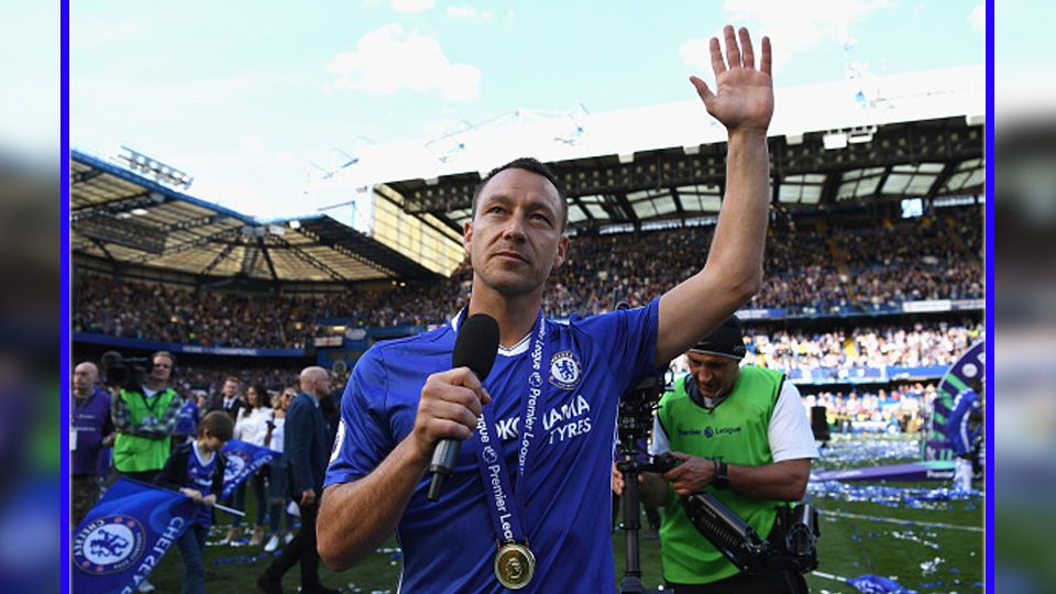 Bek tengah sekaligus kapten Chelsea, John Terry saat mengucapkan terima kasih kepada fans Chelsea di tribun penonton Stamford Bridge di akhir musim 2016/17 lalu. Copyright: © Shaun Botterill/Getty Images