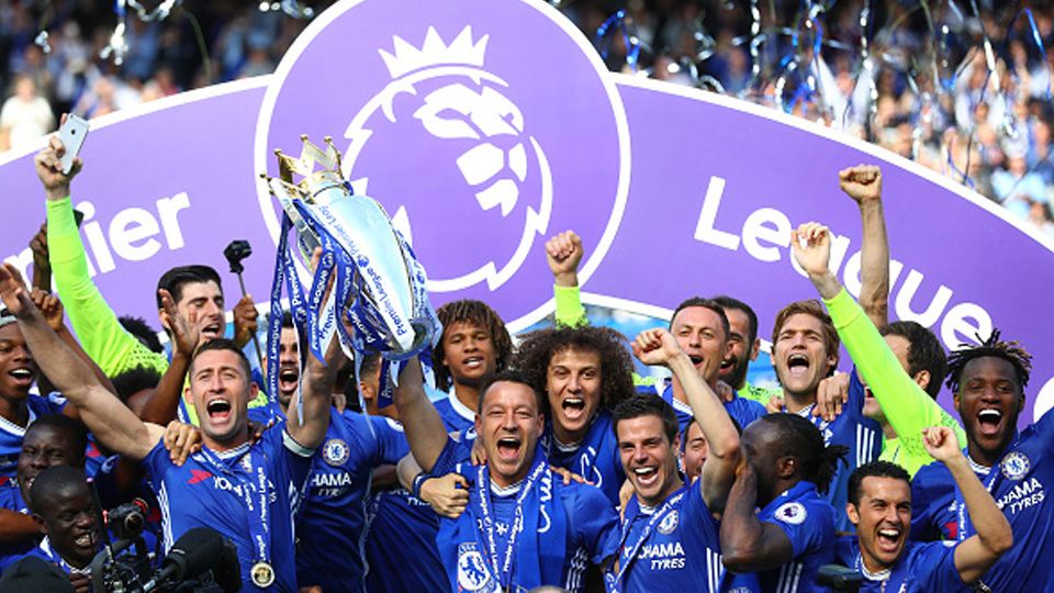 Selebrasi para pemain Chelsea dengan trofi Liga Primer Inggris 2016/17. Copyright: © Chris Burnskill/GettyImages