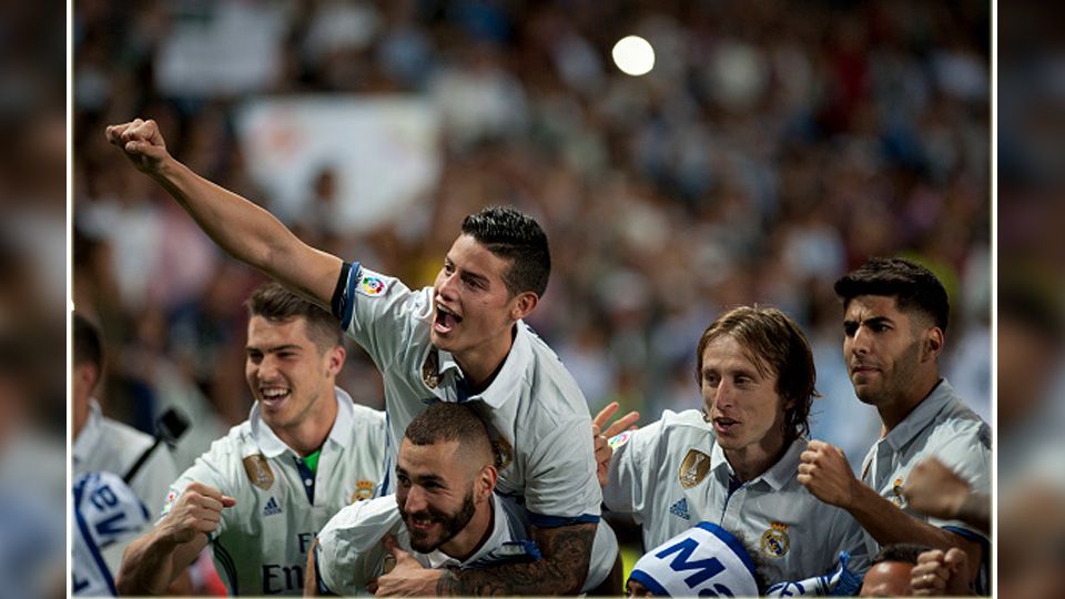Selebrasi para pemain Real Madrid usai memastikan diri sebagai juara La Liga Spanyol 2016/17. Copyright: &copy; SERGIO CAMACHO/AFP/Getty Images