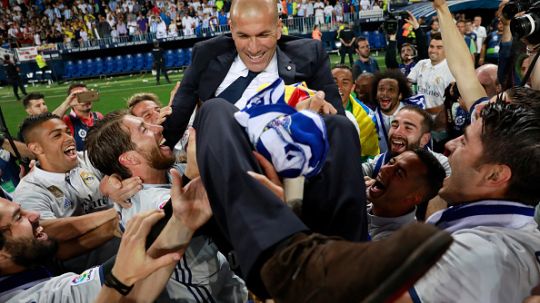 Pelatih Real Madrid, Zinedine Zidane diangkat oleh anak-anak asuhnya usai memastikan gelar La Liga Spanyol 2016/17. Copyright: © Gonzalo Arroyo Moreno/Getty Images