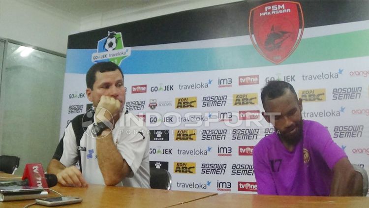 Muhammad Nur Iskandar ditemani coach Osvaldo Lessa usai laga melawan PSM Makassar. Copyright: © BASRI/INDOSPORT