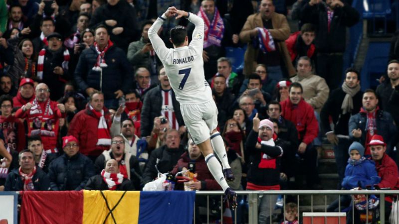 Cristiano Ronaldo melakukan selebrasi pasca mencetak gol ke gawang Atletico Madrid. Copyright: © Anadolu Agency / Contributor via Getty Images