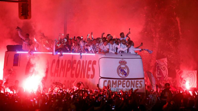 Real Madrid merayakan keberhasilan mereka menjuarai La Liga di atas bus. Copyright: © OSCAR DEL POZO / Stringer via Getty Images