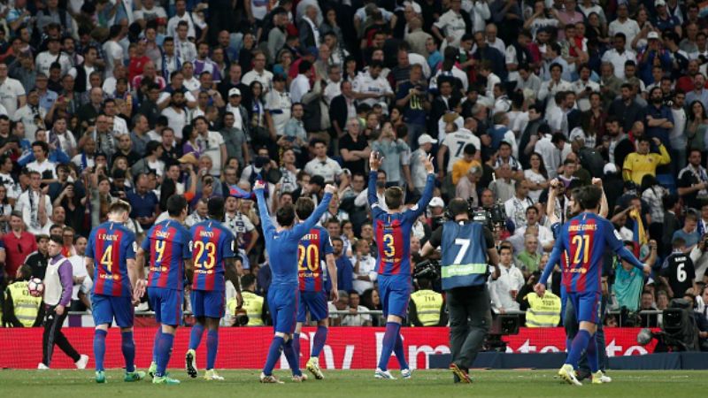 Barcelona merayakan selebrasinya pasca mengalahkan Real Madrid di Santiago Bernabeu. Copyright: © Anadolu Agency / Contributor via Getty Images
