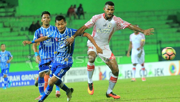 Marinus saat berebut bola dengan Iqbal Samad. Copyright: © Ian Setiawan/INDOSPORT