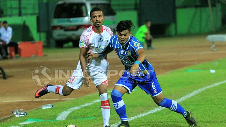 Frisca Woomsiwor ditempel ketat pemain Persiba. Copyright: © Ian Setiawan/INDOSPORT