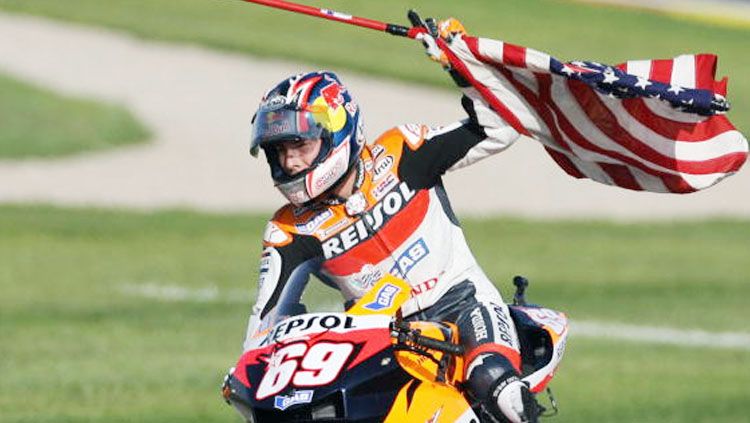 Nicky Hayden selebrasi saat juara MotoGP Valencia pada 2006. Copyright: © JAVIER SORIANO/AFP/Getty Images