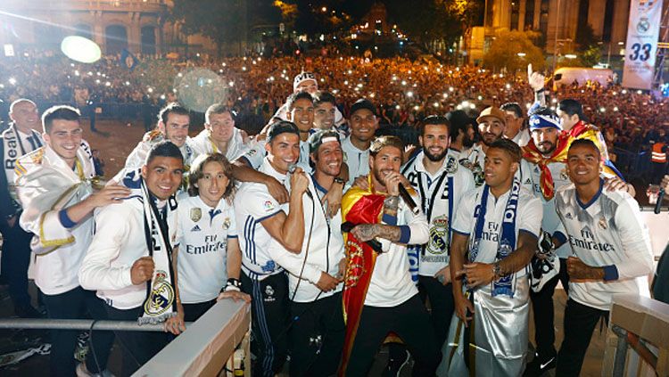 Kecerian pemain Real Madrid usai memenangkan piala La Liga Spanyol melawan Malaga. Copyright: &copy; Helios de la Rubia/Real Madrid via Getty Images
