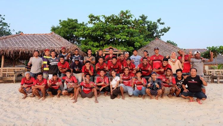 Persijap Jepara tengah jalani penyeragaman pemain dengan menggelar outbond di Pantai. Copyright: © Arief Setiadi/INDOSPORT