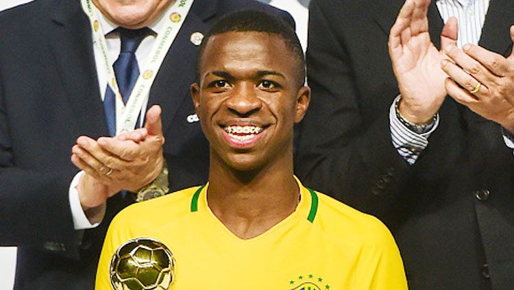 Vinicius Junior, saat memenangkan trofi pemain terbaik di turnamen sepakbola U-17 Amerika Selatan. Copyright: © MARTIN BERNETTI/AFP/Getty Images