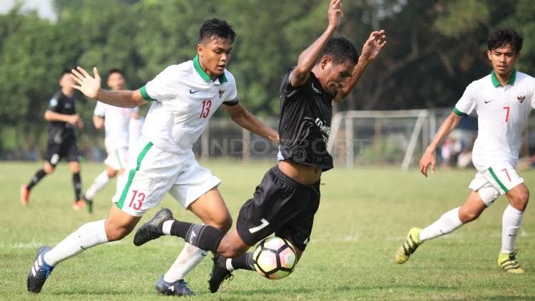 Ramdani Lestaluhu (kedua dari kanan) mendapat kawalan ketat dari Rachmat Irianto. Copyright: © Herry Ibrahim/INDOSPORT