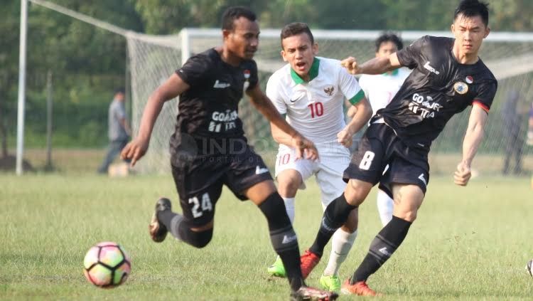 Egy Maulana Vikri (tengah) dilanggar pergerakannya oleh dua pemain Persija Jakarta pada laga uji coba. Copyright: © Herry Ibrahim/INDOSPORT