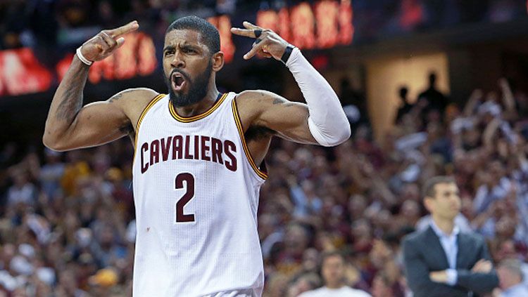 Selebrasi Kyrie Irving saat Cleveland Cavaliers berhadapan dengan Boston Celtics di game keempat babak final Wilayah Timur. Copyright: © Jim Davis/The Boston Globe via Getty Images