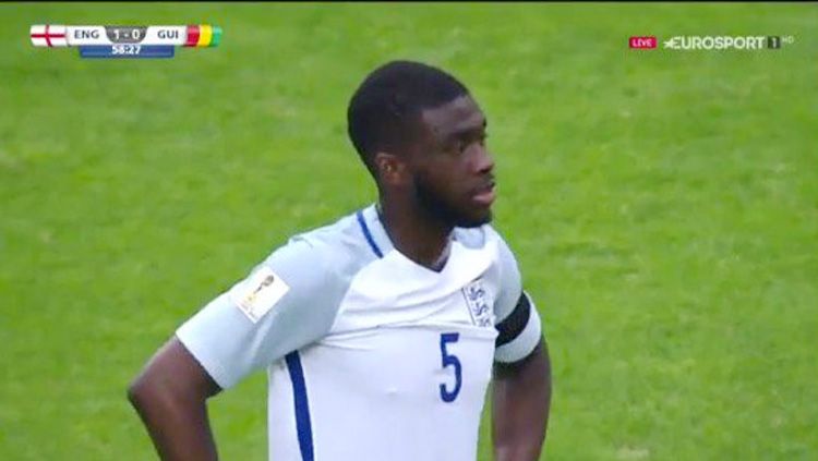 Fikayo Tomori pada laga Inggris vs Guinea. Copyright: © Twitter@102greatgoals