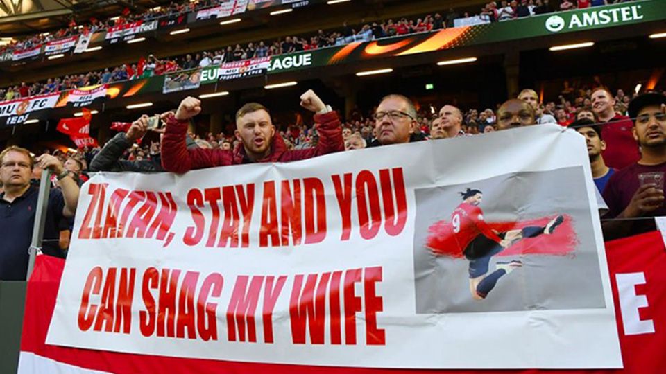 Fans Man United memberikan pesan untuk Zlatan Ibrahimovic. Copyright: © Twitter Sporf