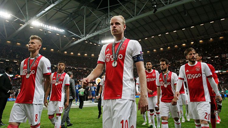 Davy Klaassen (depan) tampak lesu bersama rekannya usai dikalahkan Man United. Copyright: © Dean Mouhtaropoulos/Getty Images