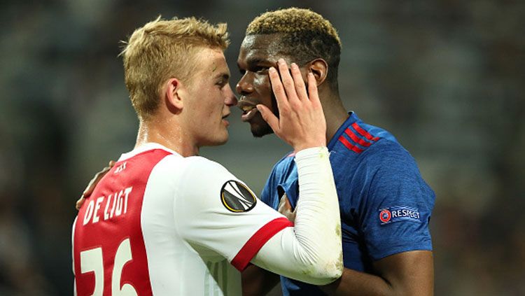 Paul Pogba tengah berbicara dengan Matthijs de Ligt. Copyright: © Matthew Ashton - AMA/Getty Images