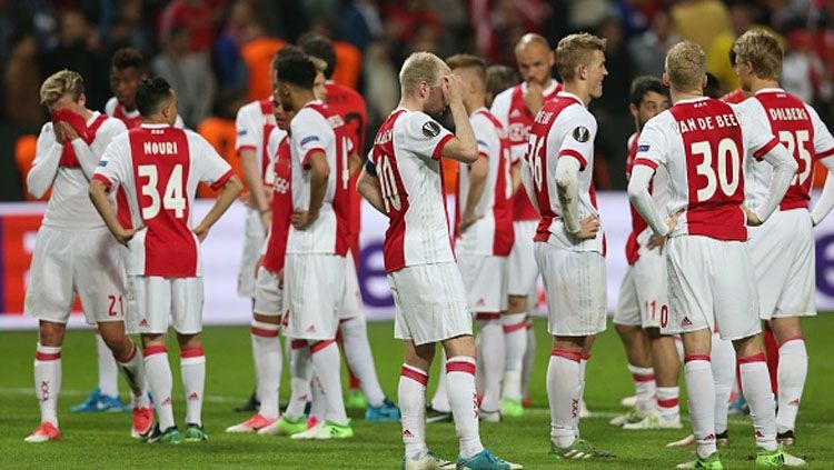 Pemain Ajax Amsterdam tampak lesu setelah pertandingan usai. Copyright: © VI Images via Getty Images