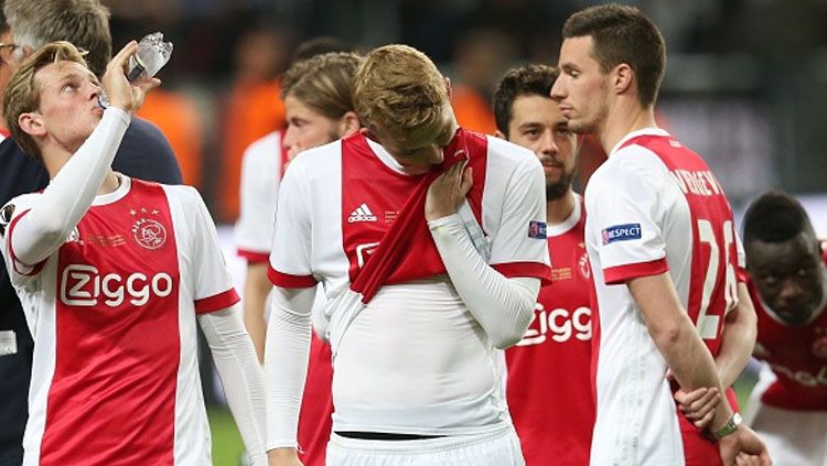Frenkie de Jong (kiri), Matthijs de Ligt, dan Nick Viergever tampak lesu usai timnya dikalahkan Man United. Copyright: © VI Images via Getty Images