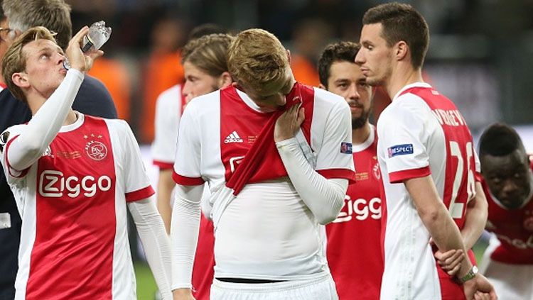 Frenkie de Jong (kiri), Matthijs de Ligt, dan Nick Viergever tampak lesu. Copyright: © VI Images via Getty Images