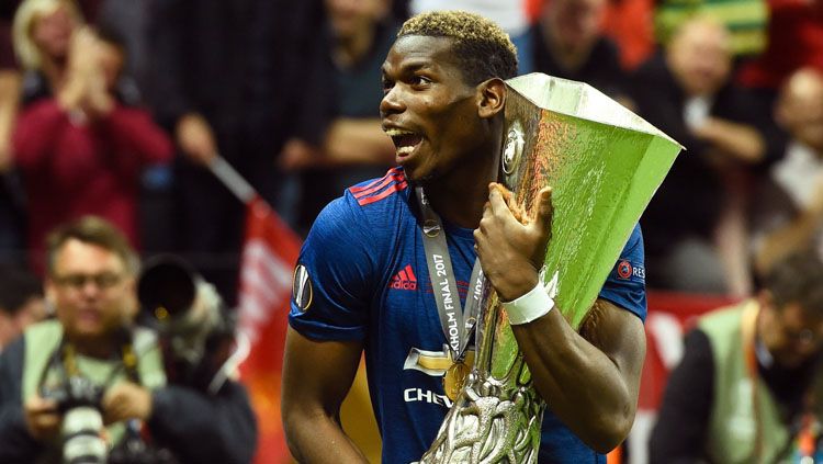 Selebrasi Paul Pogba dan trofi Liga Europa. Copyright: © Twitter@EuropaLeague