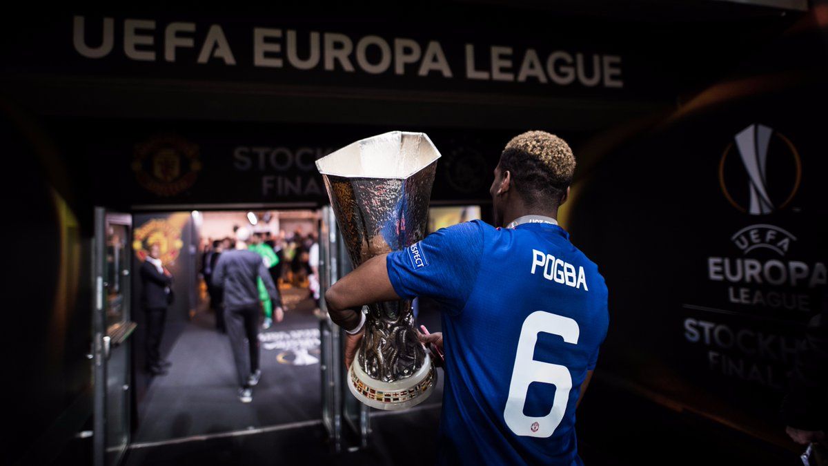 Paul Pogba memegang piala Liga Europa. Copyright: © Twitter/@EuropaLeague