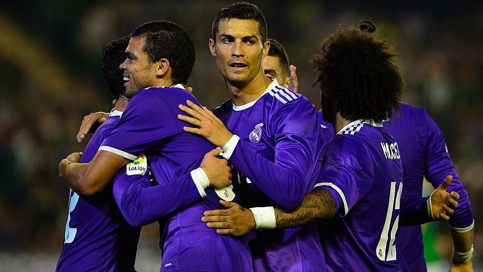 Skuat Real Madrid saat mengenakan jersey tandang berwarna ungu. Copyright: © Marca