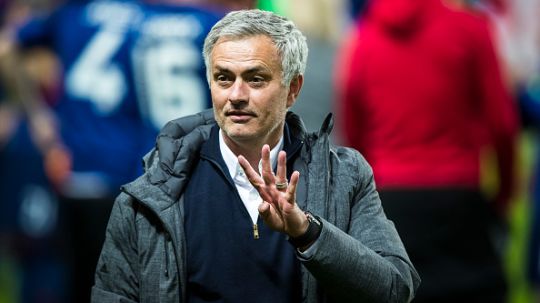 Jose Mourinho mengangkat 4 jarinya, yang menandakan bahwa dirinya telah berhasil memenangkan 4 gelar di kejuaraan Eropa. Copyright: © Getty Images