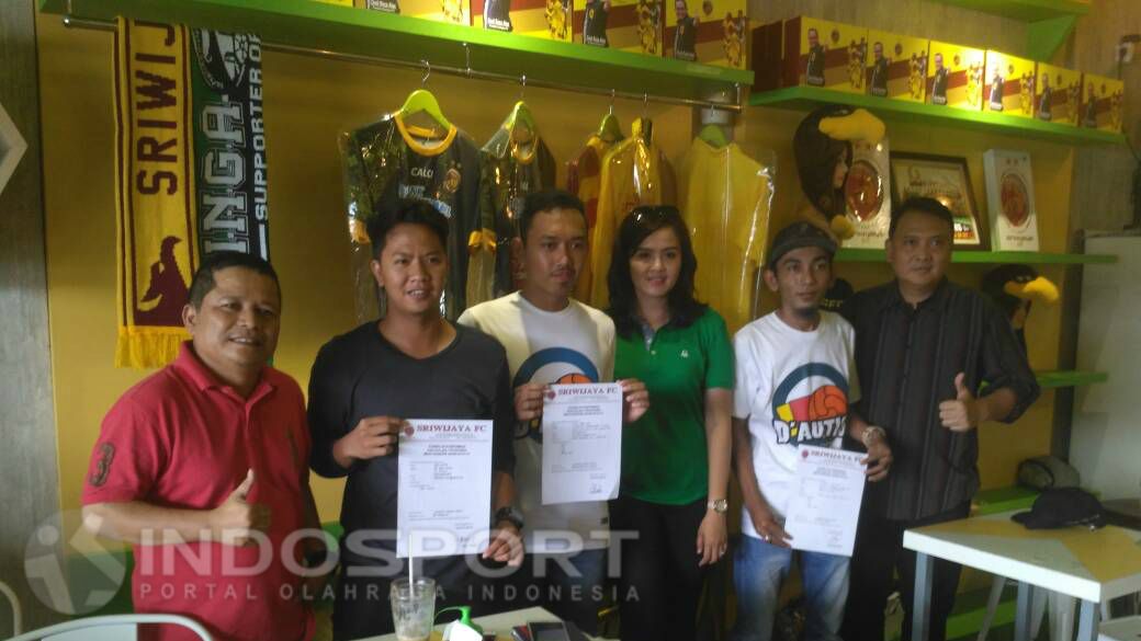 Manajemen Sriwijaya FC memberikan syarat lisensi penggunaan logo klub kepada pedagang merchandise. Copyright: © Muhammad Effendi/INDOSPORT